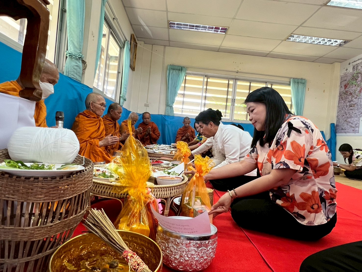title - ส.ป.ก. ยโสธร จัดพิธีเจริญพระพุทธมนต์ทำบุญถวายภัตตาหารเพลแด่พระสงฆ์ พิธีสักการะศาลเจ้าที่และสิ่งศักดิ์สิทธิ์ประจำสำนักงาน เนื่องในเทศกาลวันขึ้นปีใหม่ไทย